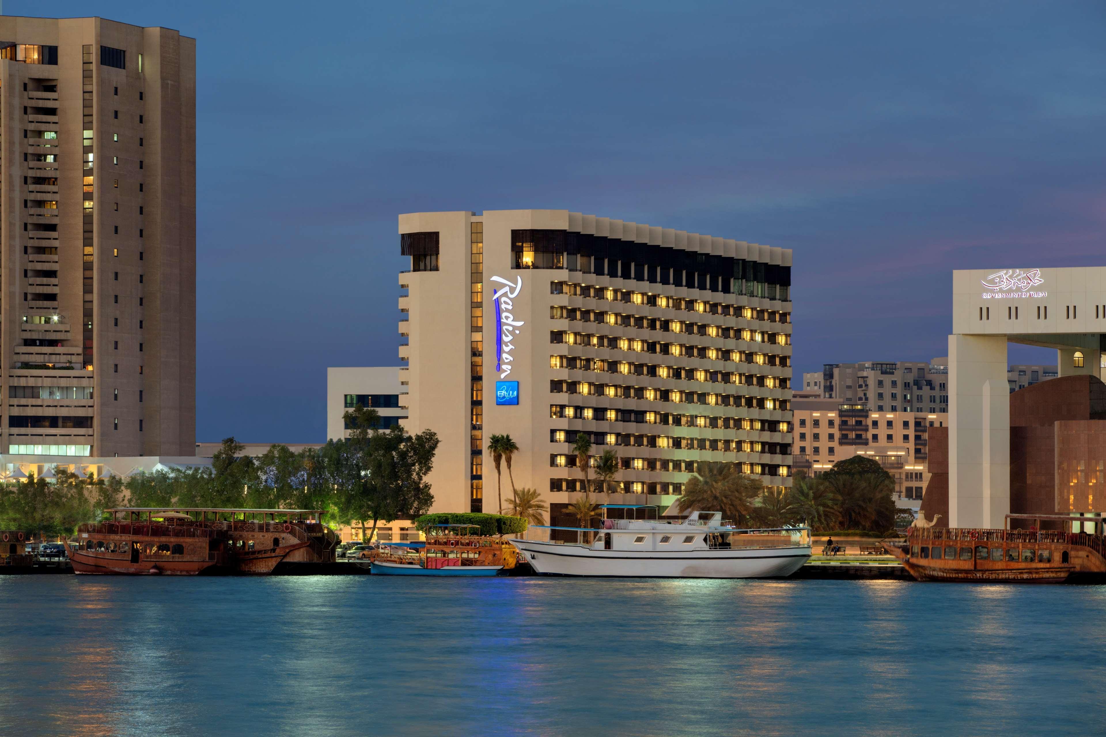 Radisson Blu Hotel, Dubai Deira Creek Екстериор снимка